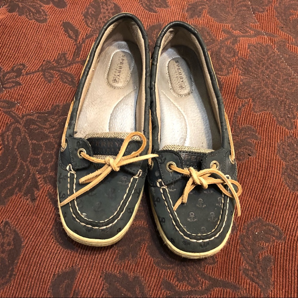 Sold————Women’s size 7 Sperrys